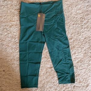 VullSport Liquid Compression Capri Workout Pants size Medium